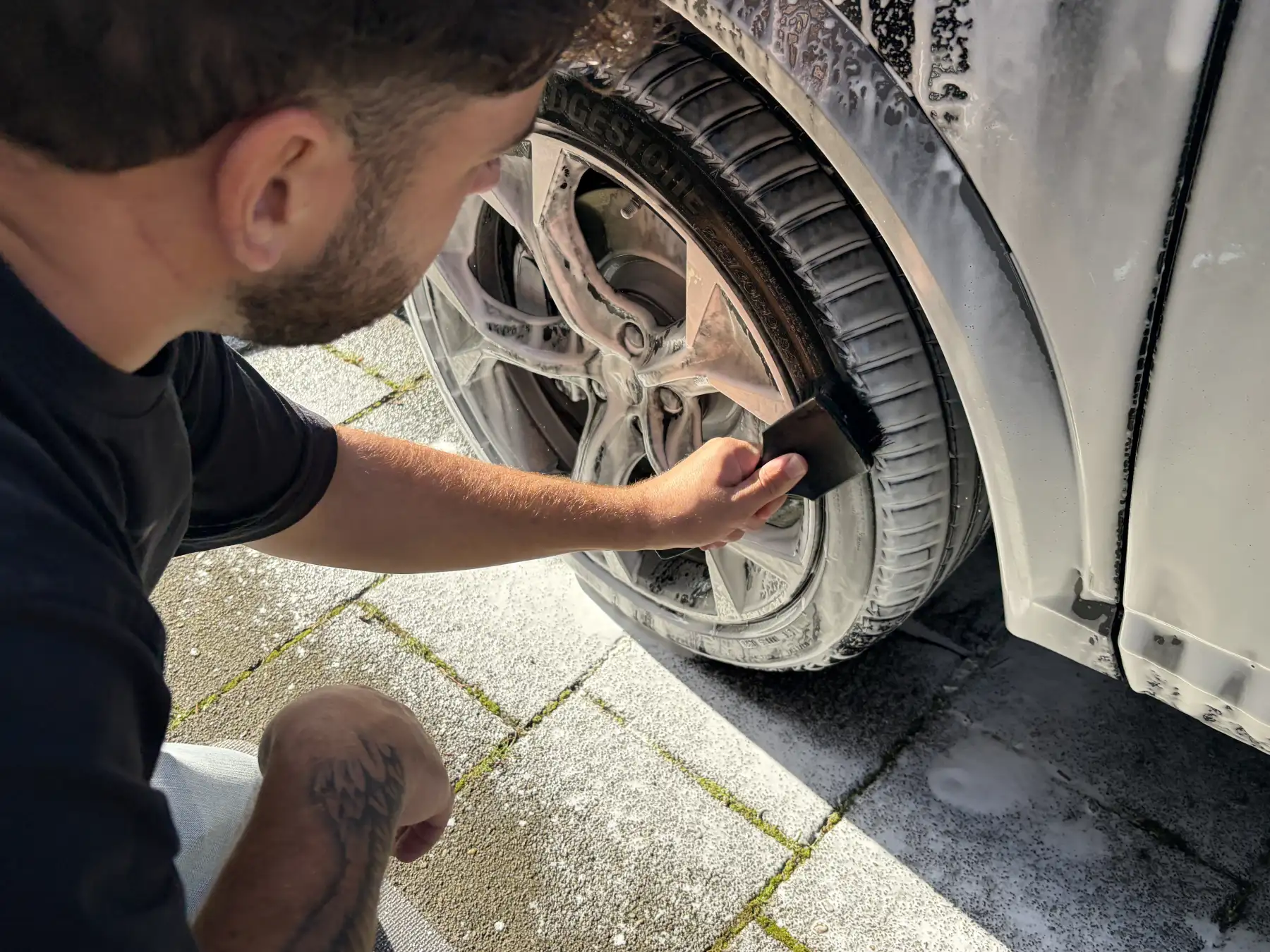Julio borstelt een band schoon