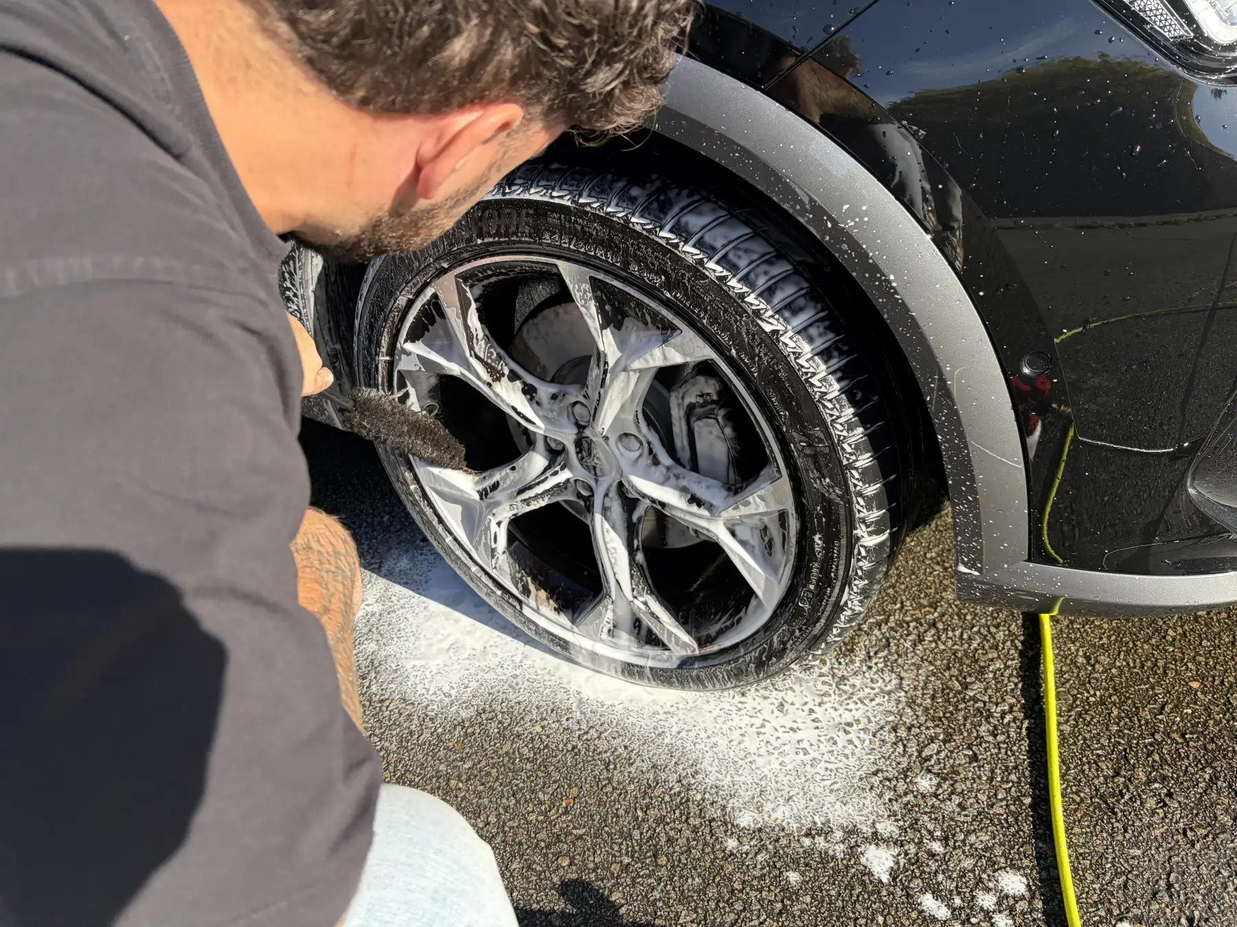 Julio borstelt een velg schoon