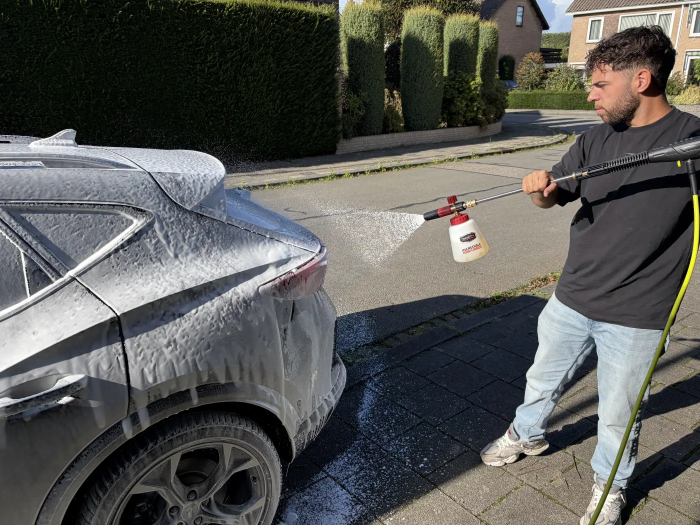 Julio zet een auto in de snowfoam